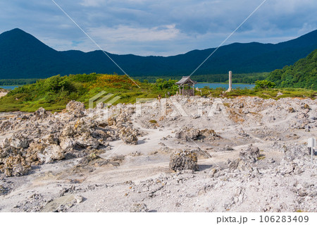 （青森県）荒涼とした恐山菩提寺の遊歩道　夏 106283409
