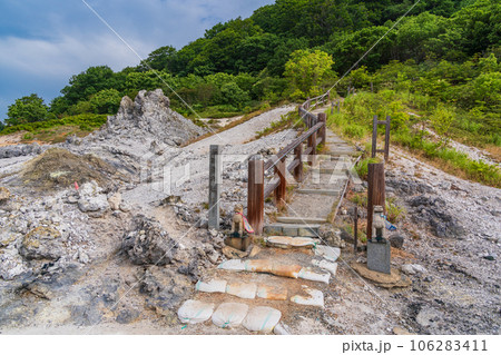（青森県）荒涼とした恐山菩提寺の遊歩道　夏 106283411