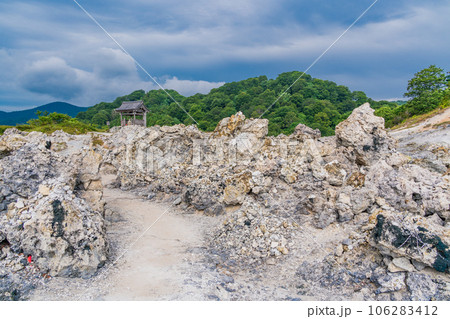(青森県)荒涼とした恐山菩提寺の遊歩道 夏 (青森県)荒涼とした恐山菩提寺の遊歩道 夏 106283412