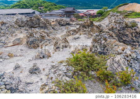 （青森県）荒涼とした恐山菩提寺の遊歩道　夏 106283416