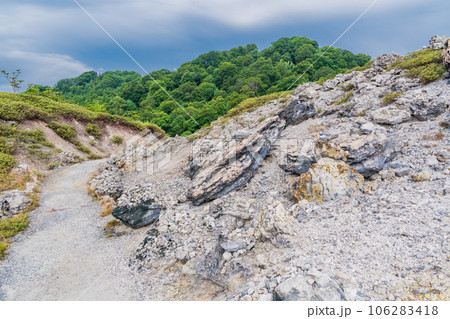 (青森県)荒涼とした恐山菩提寺の遊歩道 夏 (青森県)荒涼とした恐山菩提寺の遊歩道 夏 106283418