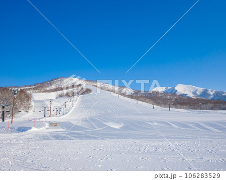 快晴の朝の閑静なスキー場 (北海道、ニセコモイワスキーリゾート) 快晴の朝の閑静なスキー場 (北海道、ニセコモイワスキーリゾート) 106283529