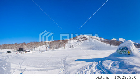 [パノラマ] 快晴の朝の閑静なスキー場 (北海道、ニセコモイワスキーリゾート) 106283530