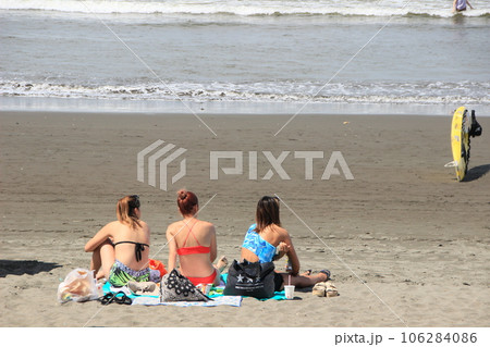 海で遊ぶビキニ女性たち　夏風景 106284086