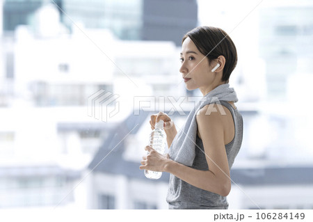 トレーニングの後休憩する女性 水分補給 ワークアウト トレーニングの後休憩する女性 水分補給 ワークアウト 106284149