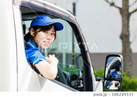 トラックを運転する女性ドライバー 106284335