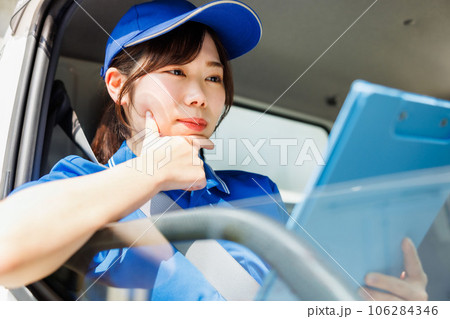 配送スケジュールを確認する女性ドライバー  106284346