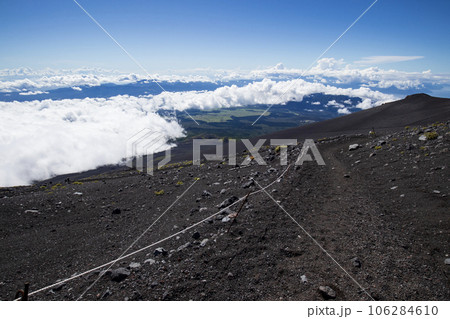 富士山御殿場口六合目付近からの俯瞰 106284610