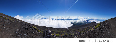 富士山御殿場口六合目付近からの俯瞰（パノラマ） 106284611