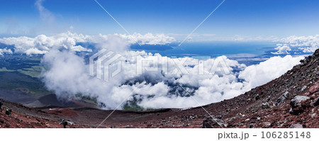 富士山　御殿場口頂上直下から駿河湾を望む 106285148