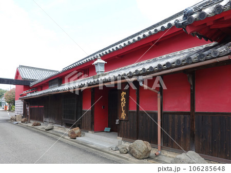 引田の古い町並み　かめびし屋の赤い壁（香川県東かがわ市） 106285648
