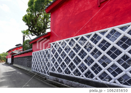 引田の古い町並み　かめびし屋の赤い壁（香川県東かがわ市） 106285650