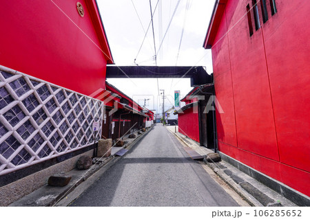 引田の古い町並み かめびし屋の赤い壁(香川県東かがわ市) 引田の古い町並み かめびし屋の赤い壁(香川県東かがわ市) 106285652