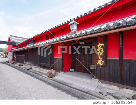 引田の古い町並み　かめびし屋の赤い壁（香川県東かがわ市） 106285654