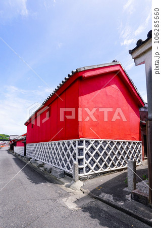 引田の古い町並み　かめびし屋の赤い壁（香川県東かがわ市） 106285660