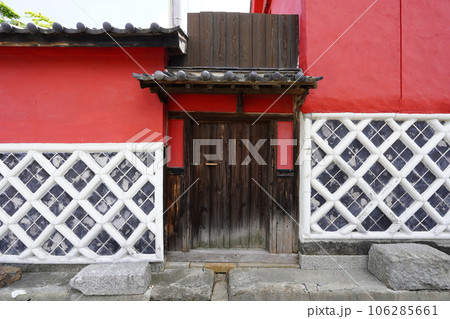 引田の古い町並み　かめびし屋の赤い壁（香川県東かがわ市） 106285661