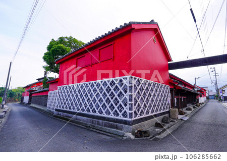 引田の古い町並み かめびし屋の赤い壁(香川県東かがわ市) 引田の古い町並み かめびし屋の赤い壁(香川県東かがわ市) 106285662
