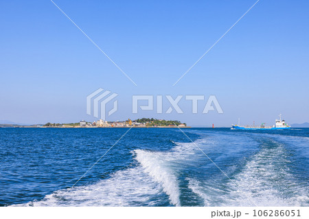 観光船上から見た日間賀島　愛知県南知多町 106286051