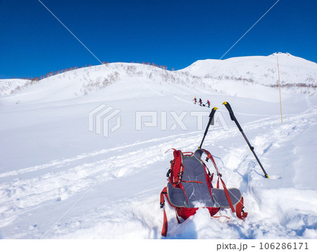 雪原に残るスノーハイクの跡とバックパック (北海道、倶知安町、イワオヌプリ登山口周辺) 106286171