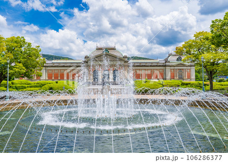 京都市 真夏の国立博物館 丸池の噴水と明治古都館 京都市 真夏の国立博物館 丸池の噴水と明治古都館 106286377
