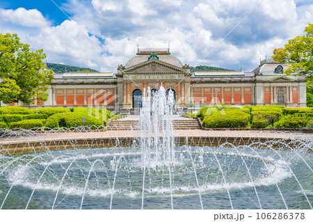 京都市 真夏の国立博物館 丸池の噴水と明治古都館 京都市 真夏の国立博物館 丸池の噴水と明治古都館 106286378