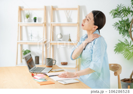 終活　家計簿　疲れ　女性 106286528