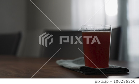 pour nitro coffe in tumbler glass on wood table 106286550