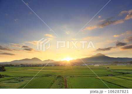 青空の下の鳥取県の伯耆大山と稲の緑が美しい夏の田園風景 青空の下の鳥取県の伯耆大山と稲の緑が美しい夏の田園風景 106287821