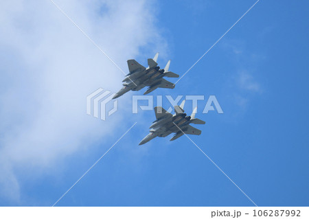 頭上を飛ぶ航空自衛隊F-15イーグル編隊 頭上を飛ぶ航空自衛隊F-15イーグル編隊 106287992