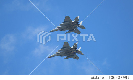 頭上を飛ぶ航空自衛隊F-15イーグル編隊 106287997