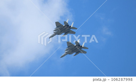 頭上を飛ぶ航空自衛隊F-15イーグル編隊 頭上を飛ぶ航空自衛隊F-15イーグル編隊 106287998