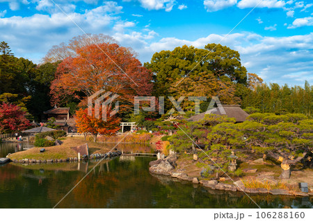 【日本三名園】特別名勝 後楽園の晩秋 沢の池と紅葉2 岡山県岡山市北区 【日本三名園】特別名勝 後楽園の晩秋 沢の池と紅葉2 岡山県岡山市北区 106288160