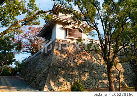 【日本100名城】晩秋の岡山城　夕照の月見櫓1　岡山県岡山市北区 106288166