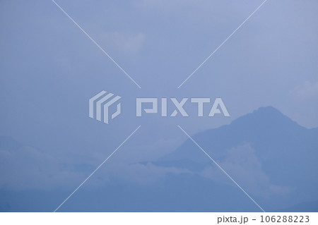 朝靄の中の山並み　うっすらと雲をまとい　左側にスペース 106288223