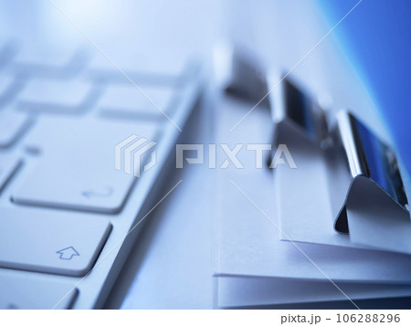 テーブルに置かれた書類とキーボード テーブルに置かれた書類とキーボード 106288296