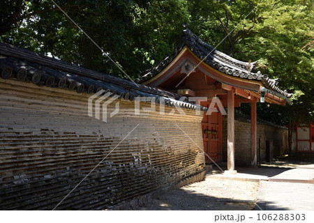 西総門と築地塀(信長塀)　石清水八幡宮 106288303