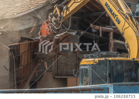 木造の空き家を解体する重機 106288715