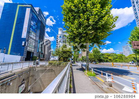 日本の東京都市景観 夏。東京ミッドタウンや六本木ヒルズなどにもアクセスができる乃木坂駅などを望む 日本の東京都市景観 夏。東京ミッドタウンや六本木ヒルズなどにもアクセスができる乃木坂駅などを望む 106288984