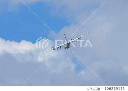 横田基地から離陸する沿岸警備隊のC-130 106289133