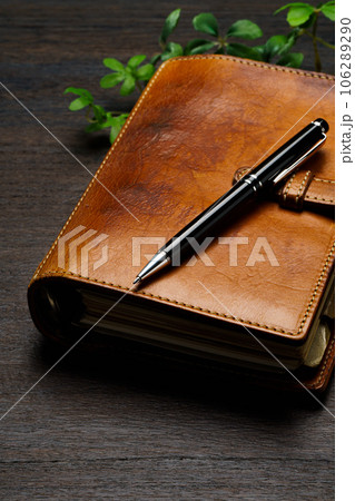 システム手帳とペン 106289290