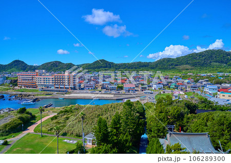 千葉県南房総市白浜の野島埼灯台の展望デッキから北側の眺望(野島漁港,野島崎公園西駐車場など) 106289300