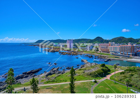 千葉県南房総市白浜の野島埼灯台の展望デッキから北西側の眺望(野島漁港など) 106289301