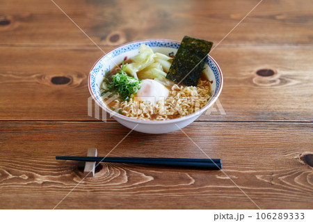 インスタントラーメン 106289333