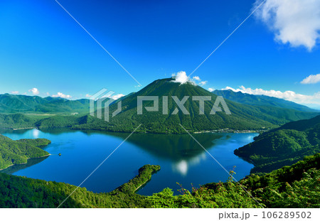 栃木県日光市　半月山展望台から観た男体山と中禅寺湖 106289502
