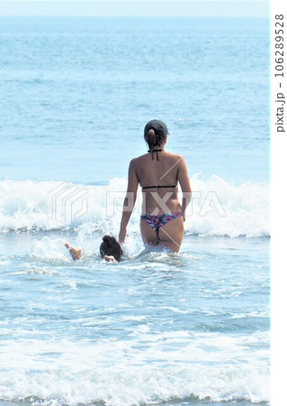 海で遊ぶ若いビキニスタイルの女性 夏風景 海で遊ぶ若いビキニスタイルの女性 夏風景 106289528