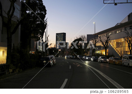 薄暮の旧山の手通り 猿楽町辺りから渋谷方面を撮影 106289565