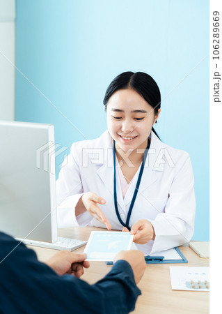 服薬指導をする薬剤師の女性 106289669