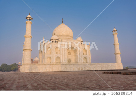 The architecture of the Taj Mahal is an ivory-white marble mausoleum on the south bank of the Yamuna River in the city of Agra, Uttar Pradesh, India. The architecture of the Taj Mahal is an ivory-white marble mausoleum on the south bank of the Yamuna River in the city of Agra, Uttar Pradesh, India. 106289814