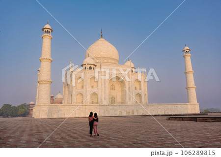 The architecture of the Taj Mahal is an ivory-white marble mausoleum on the south bank of the Yamuna River in the city of Agra, Uttar Pradesh, India. The architecture of the Taj Mahal is an ivory-white marble mausoleum on the south bank of the Yamuna River in the city of Agra, Uttar Pradesh, India. 106289815