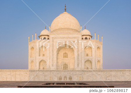The architecture of the Taj Mahal is an ivory-white marble mausoleum on the south bank of the Yamuna River in the city of Agra, Uttar Pradesh, India. The architecture of the Taj Mahal is an ivory-white marble mausoleum on the south bank of the Yamuna River in the city of Agra, Uttar Pradesh, India. 106289817